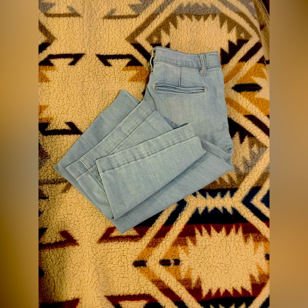 KanCan Wide Leg Flare Jeans Light Wash. Adorable pockets 🥰